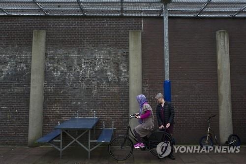 네덜란드 교도소, 난민들의 보금자리 되다 - 7