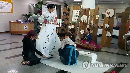 "전시회 보러 오세요"…갤러리로 사랑받는 부안군청 로비 - 2