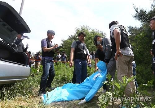 삽 부러지자 주유소서 빌려 시신 매장…사장 살해 태연히 재연 - 2