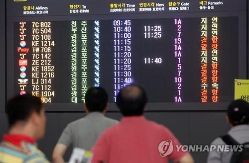 제주공항 활주로 포화…피서철 '공포의 지연출발' 우려 - 2