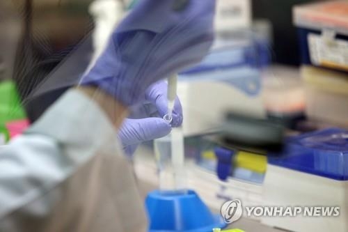 민간기업 유전자검사 시행 앞두고 설왕설래 - 2