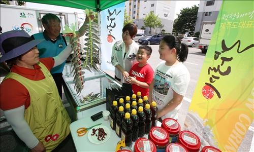 <카메라뉴스> "맛있는 추자도 참굴비 드세요" - 2
