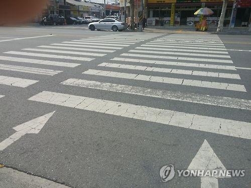 도심 횡단보도 설치간격 200m→100m 조정한다 - 2