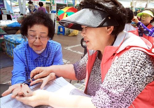 <카메라뉴스> "피로 풀고 가세요"…무주자원봉사센터 - 2