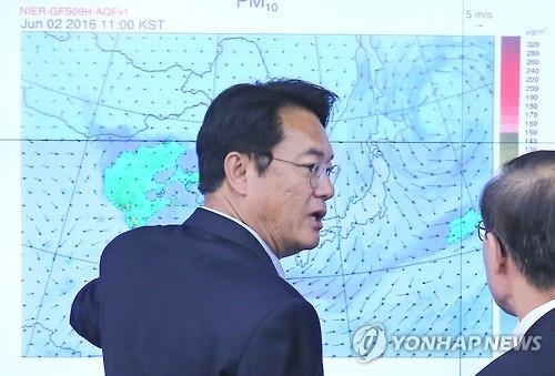 정진석 "미세먼지 대책으로 경유값 올려선 안 돼" - 2