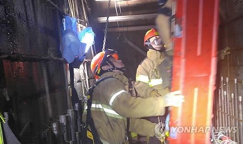 <남양주 붕괴사고> "못 보겠어"…눈물바다 된 장례식장 - 2