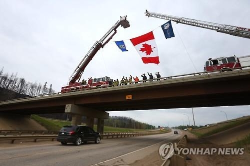 캐나다 산불 재난 대피 주민 한 달 만에 복귀 시작 - 2