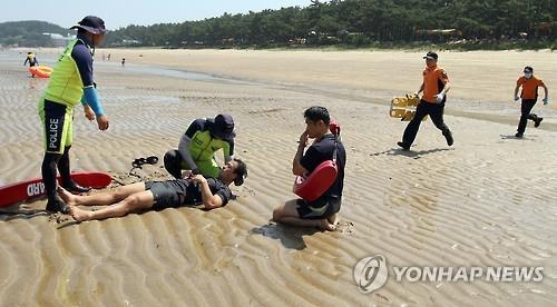 수상안전요원 지원 부족, 제주 해수욕장 개장 늦어져 - 2
