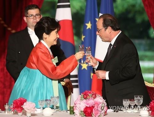 朴대통령, 삼색기 한복에 불어 건배 "친구와 와인은 오래될수록" - 2