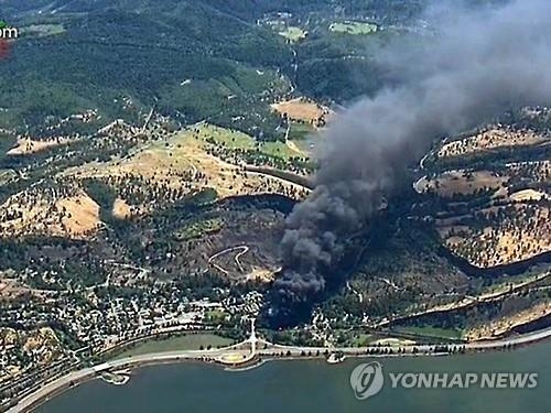 美 절경 컬럼비아강 협곡서 열차 탈선…기름 유출 - 3