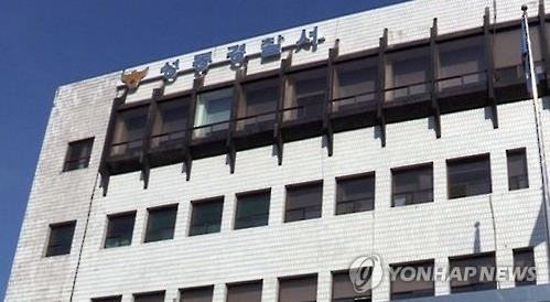 석가탄신일 사찰서 불공 드리는 척 가방 훔친 40대女 - 2
