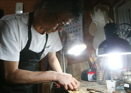 '낮에는 농기구 저녁엔 악기'…18년째 현악기 깎는 박경호씨 - 3