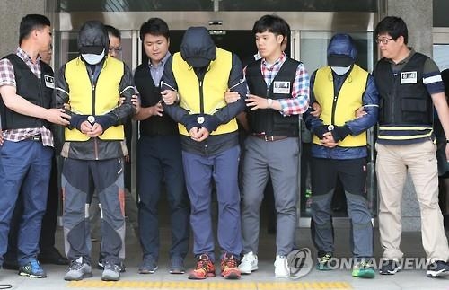 섬마을 성폭행 피의자들 호송차 오르며 "죄송합니다" 연발 - 3
