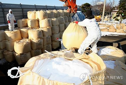 제설제, 눈에 섞이면…'물고기 못사는 등급'의 34배 오염도 - 2