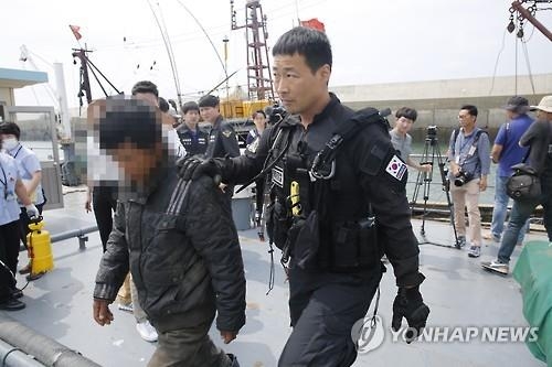 해경 태운 채 북으로 도주 中어선…두 달간 '싹쓸이' - 2