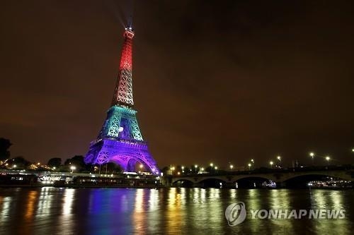 'IS 충성' 테러범 프랑스 경찰 부부 살해…올랑드 "테러위험 커"(종합3보) - 4