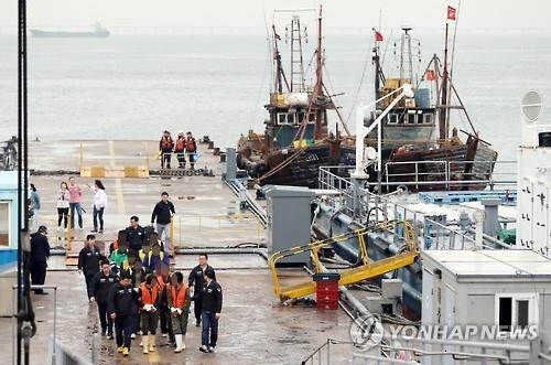 '해경 태우고 북쪽 도주' 中 어선 선장 등 3명 구속 - 3