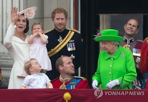 "윌리엄, 일어나"…할머니 생신날 앉아있다 꾸지람들은 英왕세손 - 3