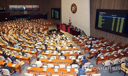 20대 국회의원 10명중 8명꼴 "개헌 필요성 공감" - 2