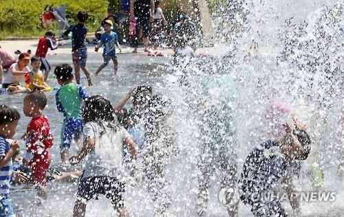 전북 장마 영향 '아직'…낮 기온 30도 - 2
