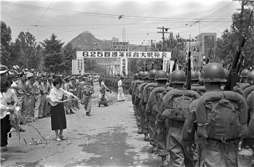 한국군 촬영 '6·25'사진 1천500여점 기증…"역사적 가치" - 4