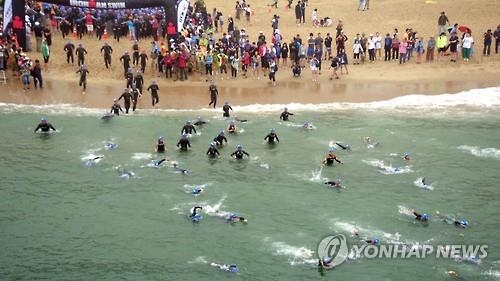 잠시 벗어난 장마 영향권…바다·계곡에 '피서 인파' - 3