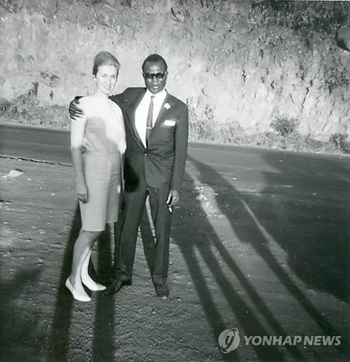 "미국유학은 오랜 꿈" 오바마 부친 장학금 지원서 발견 - 3