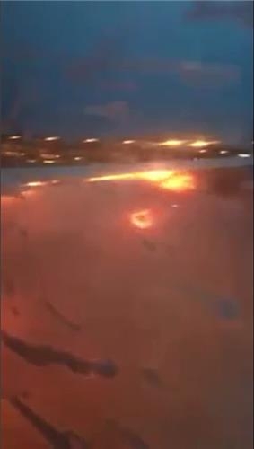 엔진 결함 회항 싱가포르 여객기, 창이공항 활주로서 화재 - 2