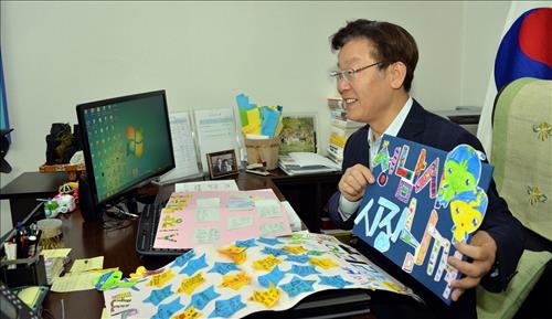 단식 후 첫 출근 이재명 "더 치열하게 싸워야" - 3