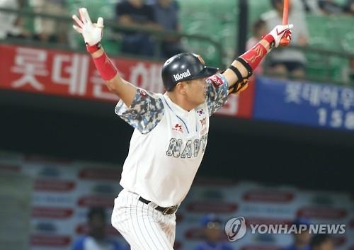 <프로야구> '영웅' 문규현, 사상 첫 2경기 연속 끝내기 안타 - 2