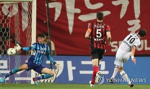 <프로축구> 부담 덜어준 김학범…54일만의 골로 보답한 황의조 - 2