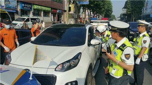 술마시고 출근시간 도로 한가운데서 운전대 잡고 '쿨쿨' - 2