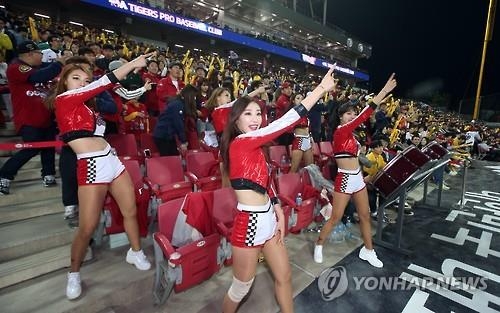 <프로야구> "보크는 몰라도, 응원가는 술술 나와요" - 2