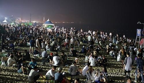 '백사장엔 버려진 양심만'…쓰레기장된 강릉 경포해수욕장 - 3