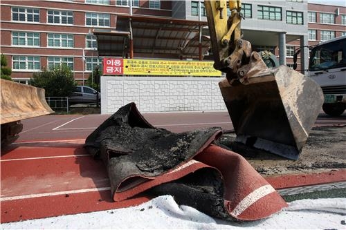 광주 광산구 '납 초과' 학교 우레탄트랙 철거 시작 - 3