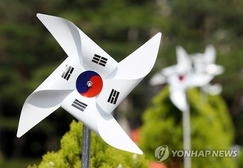 "대한독립 만세"…광복절 맞아 서울 곳곳에 태극기 물결 - 3