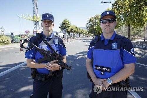 스위스 열차서 괴한 방화·칼부림…6명 부상(종합) - 2