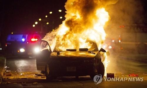 美서 또 경찰총격에 1명 사망…과격 항의시위 '후폭풍' - 2