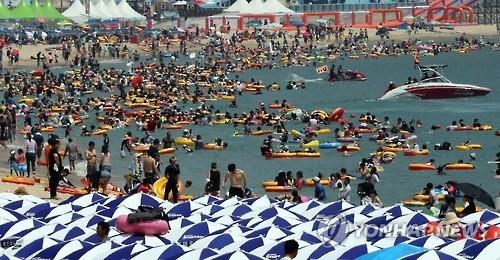 막바지 피서객…전국 해수욕장·워터파크 '인산인해' - 3