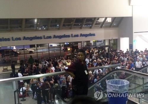 美LA 공항서 총격 소동으로 '아수라장'…원인 미상 '굉음' 탓 - 2