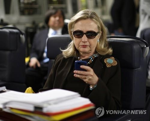 2011년 10월18일 당시 미국 국무장관 힐러리 클린턴이 리비아의 트리폴리로 향하던 군용기 안에서 블랙베리 스마트폰을 작동하는 모습. <연합뉴스 DB>