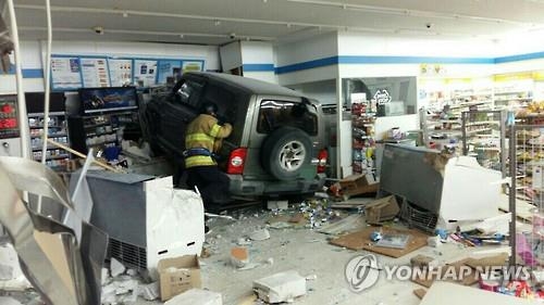 편의점에 SUV차량 돌진
