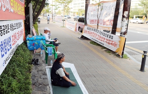농성하는 조선업하청업체 노동자