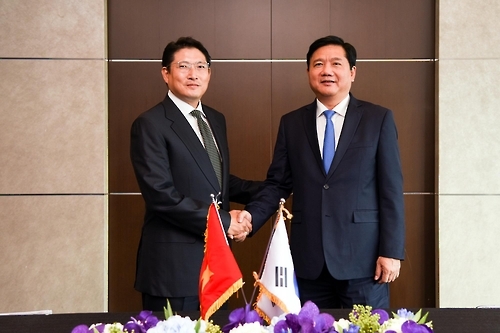9일 오후 서울시 소공동 롯데호텔에서 효성 조현준 전략본부장(사장, 왼쪽)이 딘라탕(Dinh La Thang) 베트남 호치민 당서기(오른쪽)를 만나 호치민시의 인프라 구축 등 경제 발전을 위한 협력 방안을 논의했다. 2016.9.9