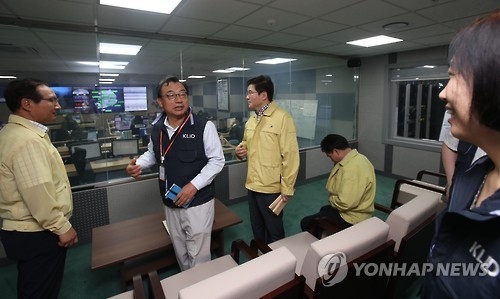 10일 마포구 상암동 사이버통합전산센터 방문한 이정현 대표