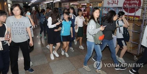 (창원=연합뉴스) 경북 경주시 남남서쪽에서 발생한 지진 후 여진까지 발생하면서 12일 저녁 경남 창원지역 한 상가에서 학원가 학생들과 주민들이 불안한 마음에 긴급히 대피하고 있다. 2016.9.12