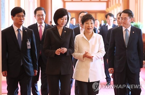 박 대통령과 신임 장관들