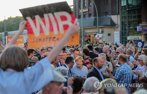 베를린시의회 지원 나선 메르켈