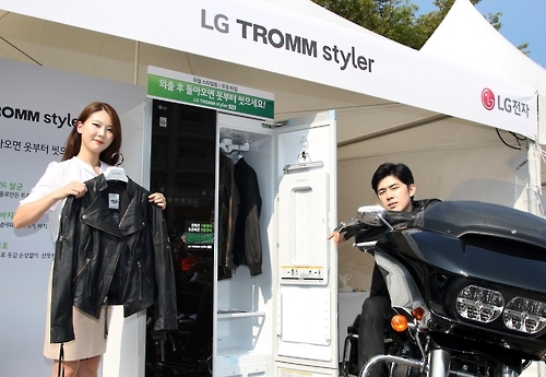 LG 트롬 스타일러 '바이크족 가죽재킷도 깨끗하게'