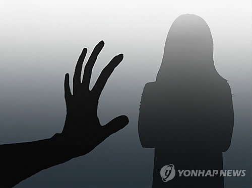 딸뻘 女제자 껴안고 음담패설 60대 대학교수 집행유예 2년 - 1